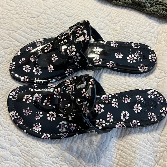 Tory Burch Miller Black Stamped Floral 9.5 EUC - Picture 6 of 6
